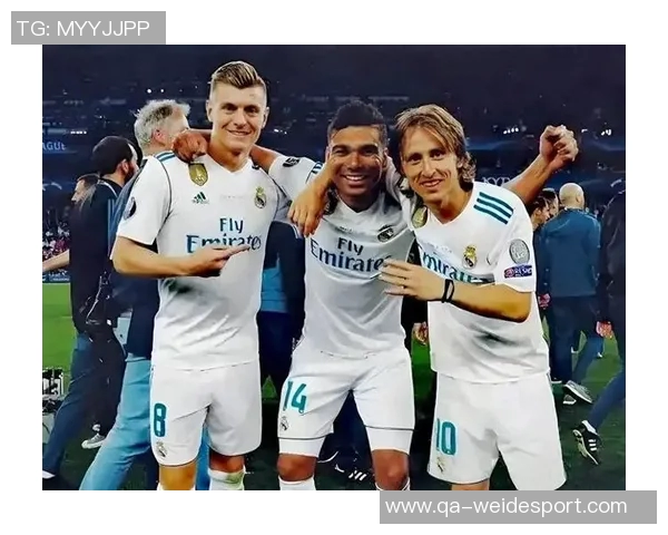 克罗斯评选历史最佳阵容梅西C罗领衔中场魔笛齐祖前锋大小罗同在